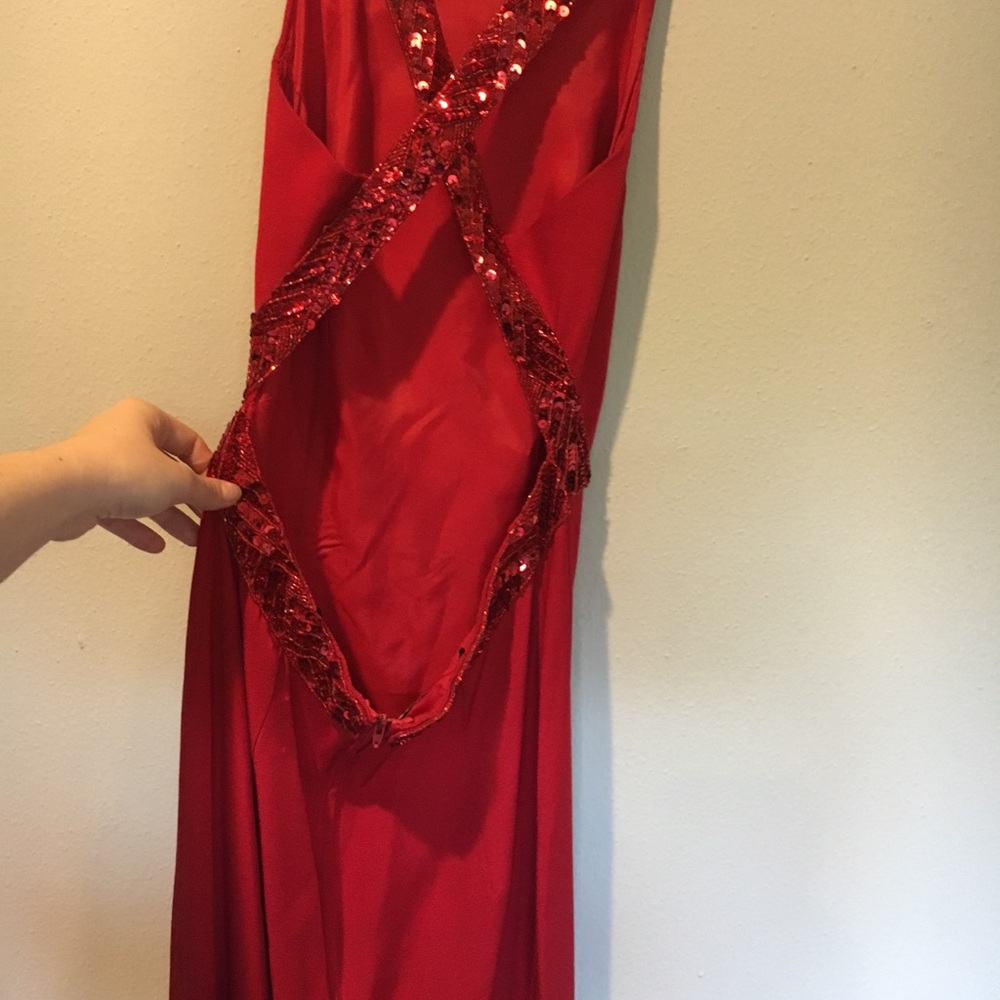 Red backless dress - Picture 3 of 3